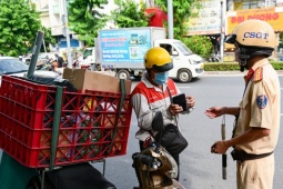 Tin tức trong ngày - Để hàng hóa che lấp biển số xe, người đàn ông TPHCM ngỡ ngàng khi bị phạt