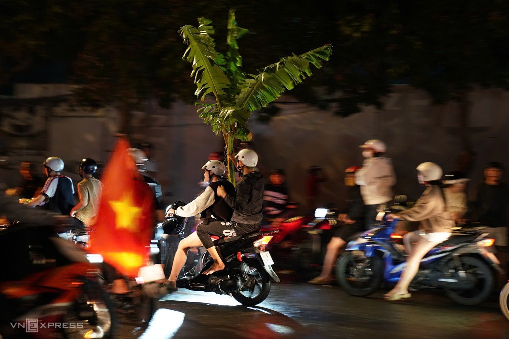 Người dân Vũng Tàu đổ ra các tuyến đường Quang Trung, Hạ Long, Trần Phú chạy dọc bãi biển mừng chiến thắng. Ảnh: Trường Hà