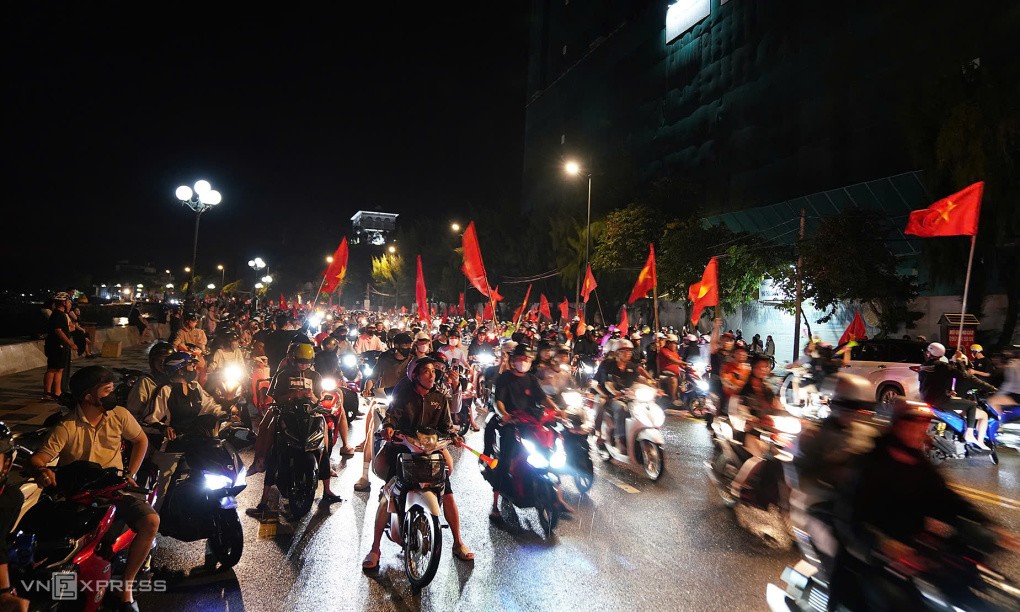 Người dân Vũng Tàu đổ ra các tuyến đường Quang Trung, Hạ Long, Trần Phú chạy dọc bãi biển mừng chiến thắng. Ảnh: Trường Hà