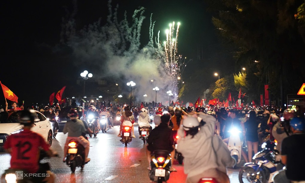 Người dân Vũng Tàu đổ ra các tuyến đường Quang Trung, Hạ Long, Trần Phú chạy dọc bãi biển mừng chiến thắng. Ảnh: Trường Hà