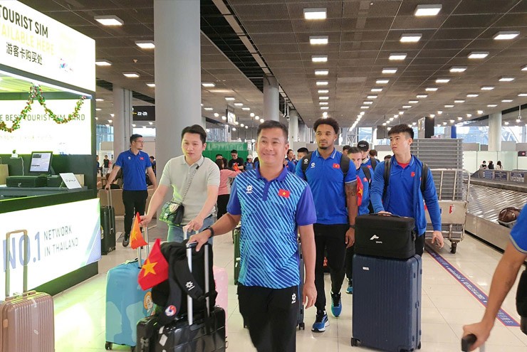 Trực tiếp ĐT Việt Nam đã có mặt ở Thái Lan, chiều nay ra sân tập luôn chờ chung kết lượt về - 5