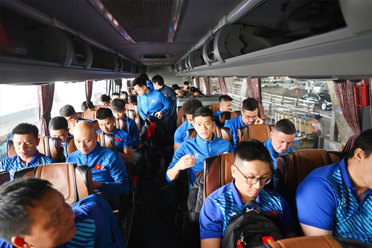 Sau khi chụp ảnh với người hâm mộ, ĐT
Việt Nam lên xe để di chuyển đến khách sạn. Vào 17h hôm nay, ĐT
Việt Nam sẽ bước vào tập luyện.