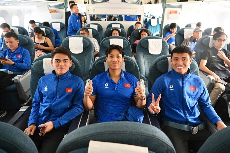 Các cầu thủ ĐT Việt Nam tạo dáng chụp
ảnh trên máy bay.