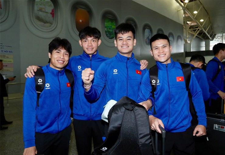 ĐT Việt Nam di chuyển nhanh đến sân
bay Nội Bài trong sáng nay (3/1) để có chuyến bay tới Thái Lan vào
9h20.