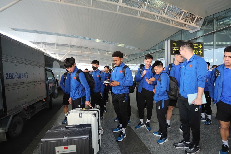 Trực tiếp ĐT Việt Nam đã có mặt ở Thái Lan, chiều nay ra sân tập luôn chờ chung kết lượt về - 2