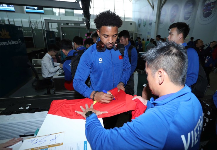 Xuân Son ký tặng trước khi cùng ĐT
Việt Nam lên máy bay.