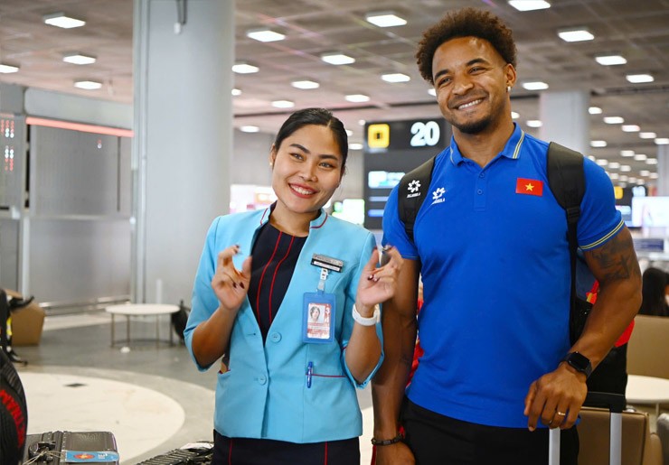 Xuân Son chụp ảnh với nhân viên hàng
không ở Thái Lan.