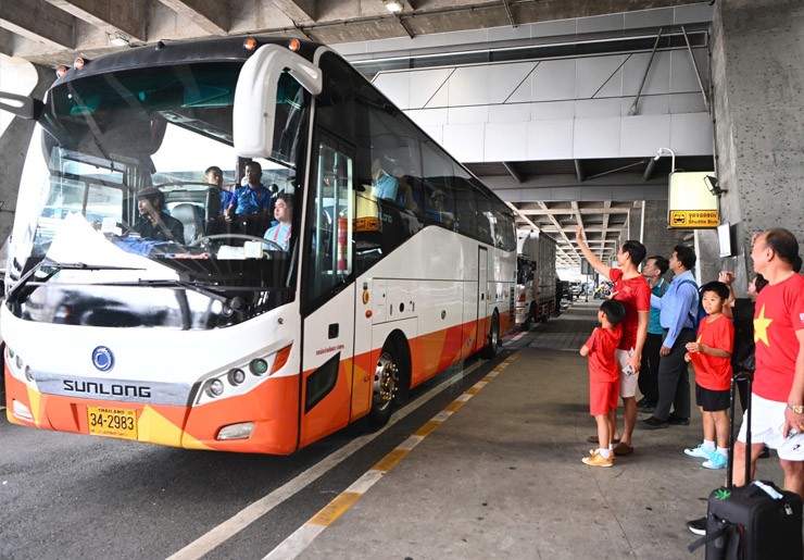 Các CĐV vẫy chào ĐT Việt Nam.