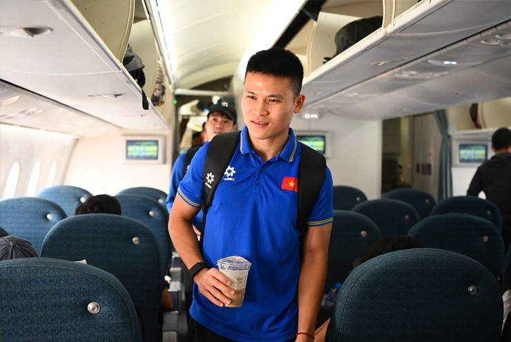 Trực tiếp ĐT Việt Nam đã có mặt ở Thái Lan, chiều nay ra sân tập luôn chờ chung kết lượt về - 12