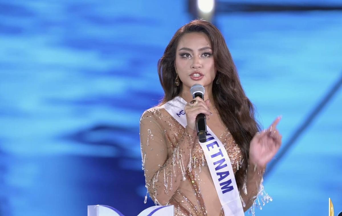 Kim Duyên đặt câu hỏi ứng xử cho Xuân Hạnh trong chung kết Miss Cosmo 2024.