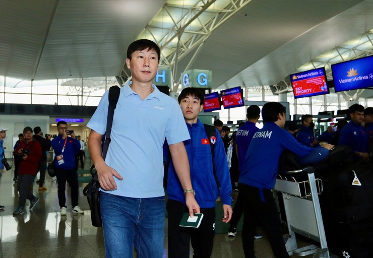 HLV Kim Sang Sik cùng các cộng
sự.