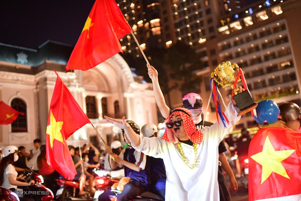 Lúc 23h, các cổ động viên hoá trang thành siêu nhân, mừng chiến thắng đội tuyển trước Nhà hát Thành phố. Ảnh: Thanh Tùng