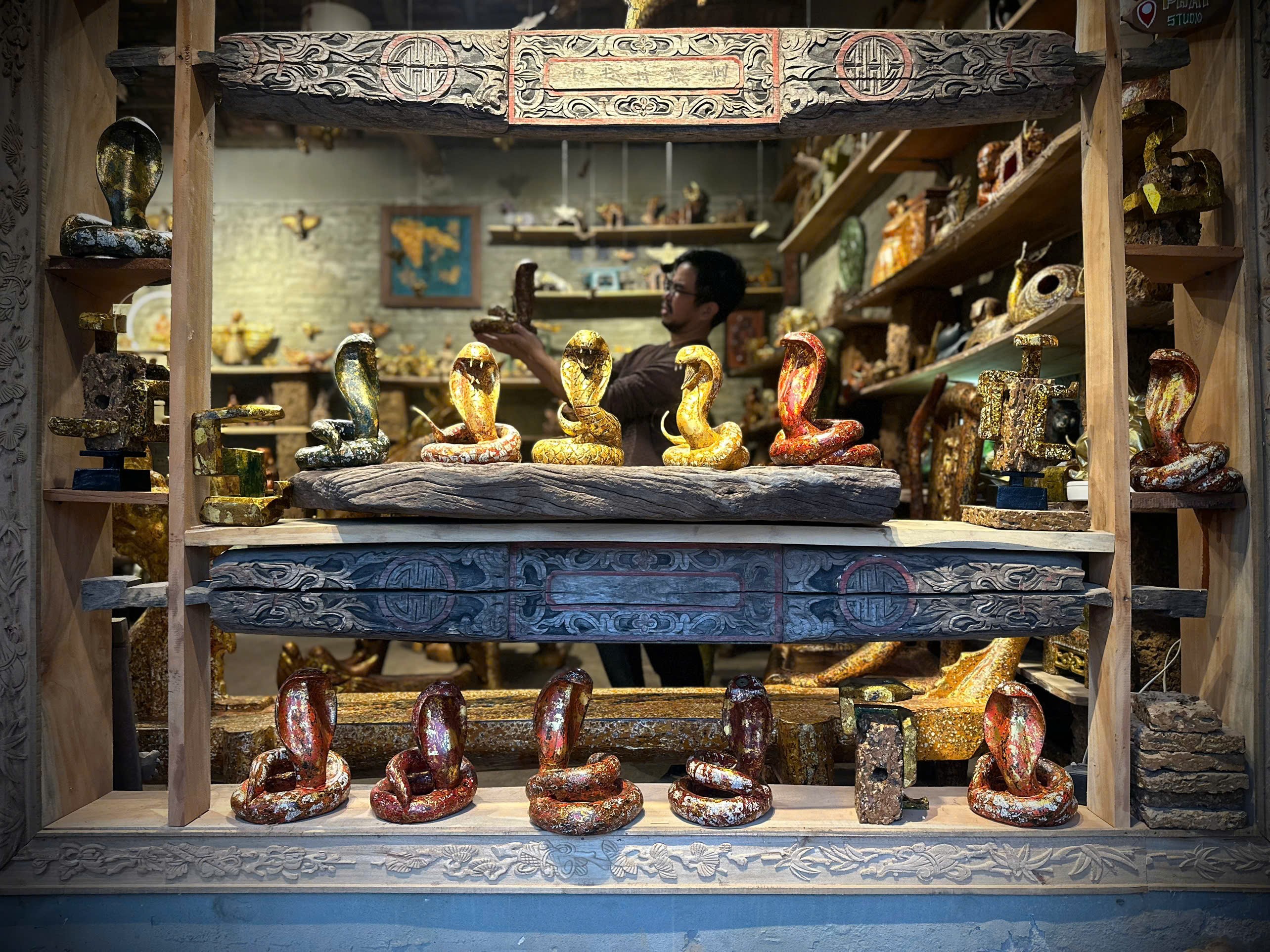 Là nghệ nhân sơn mài nổi tiếng của Hà Nội, anh Nguyễn Tấn Phát (SN 1983), trú tại làng cổ Đường Lâm (Sơn Tây, Hà Nội) vừa cho ra mắt bộ sưu tập “Thạch Long Gấm Xà” chào mừng xuân mới Ất Tỵ.