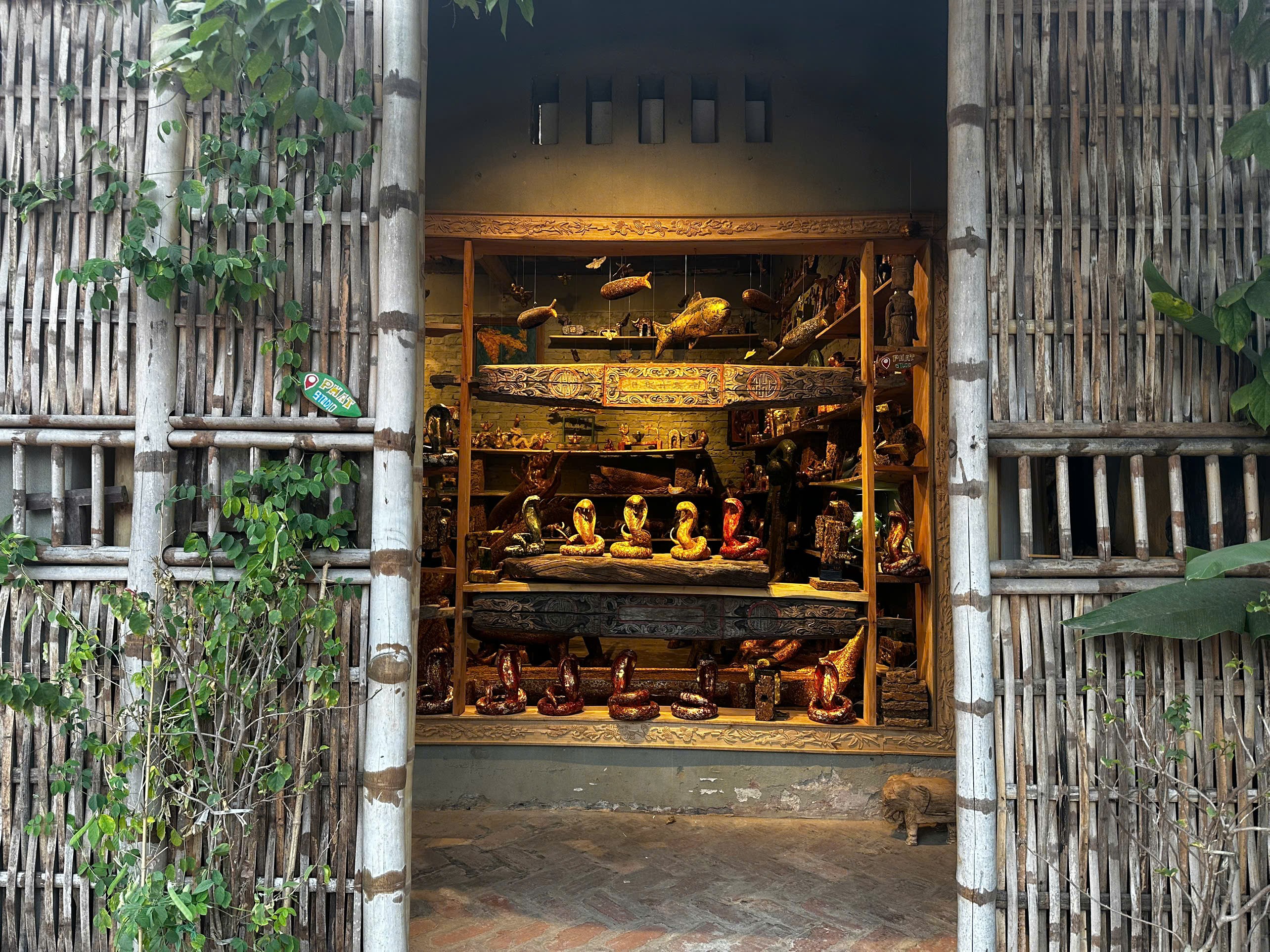 Với bộ sưu tập rắn năm nay, anh Phát đang trưng bày tại nhà riêng của mình ở Làng cổ Đường Lâm phục vụ khách tham quan và bán với giá 5 triệu đồng/sản phẩm.