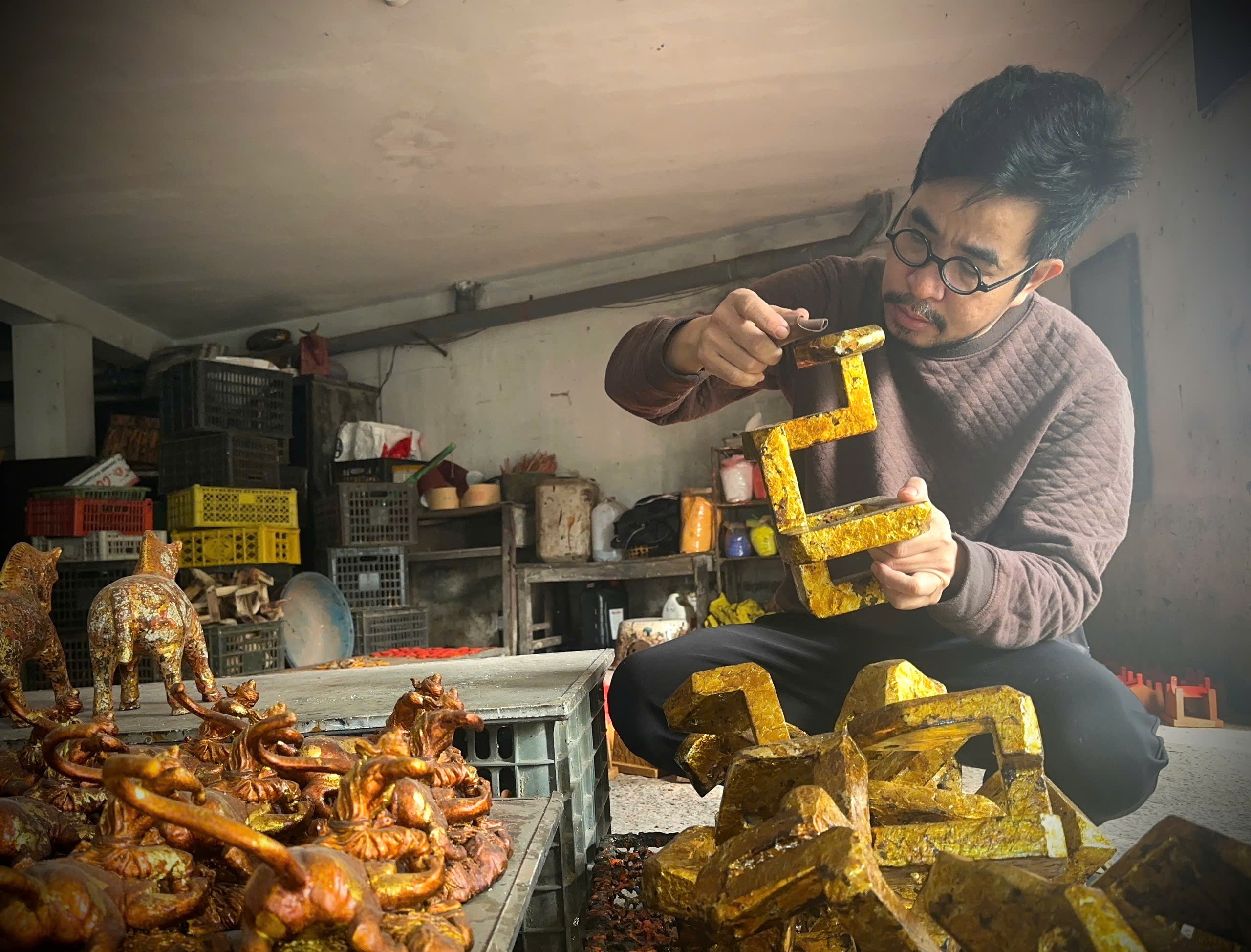 Anh Phát cho biết, bộ sưu tập gồm 45 bức tượng được chế tác từ gỗ mít, sơn mài và đá ong, không chỉ là sản phẩm thủ công mỹ nghệ mà còn là biểu tượng hoà quyện giữa quá khứ, hiện tại và tương lai.