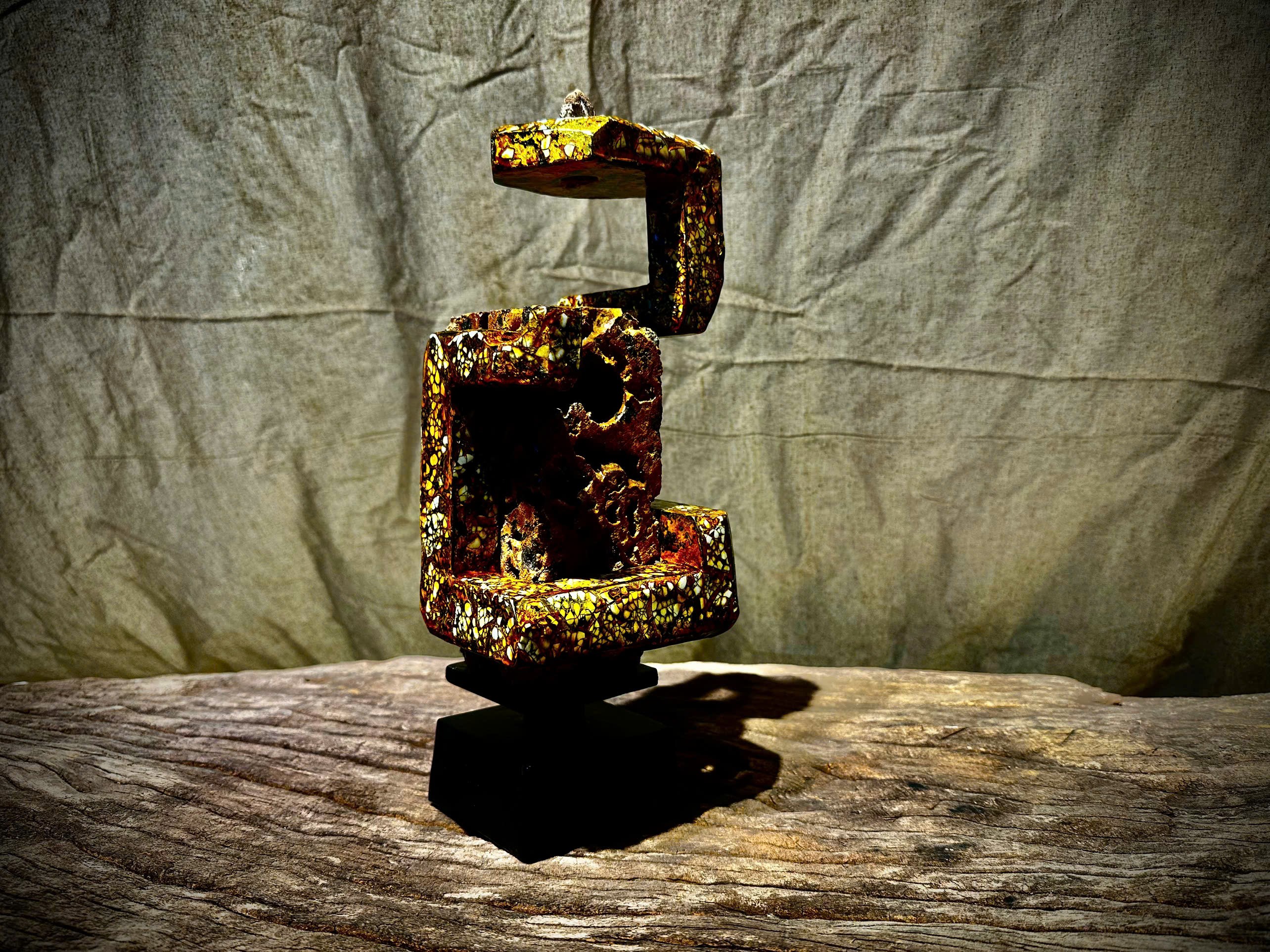 Theo anh Phát, mỗi tượng rắn được tạo tác từ gỗ mít mất khoảng 1 một ngày. Sau đó là đến công đoạn sơn mài kéo dài khoảng hơn 1 tuần. Lớp sơn mài bao phủ rắn tạo nên sự rực rỡ, hài hòa giữa truyền thống và hiện đại.