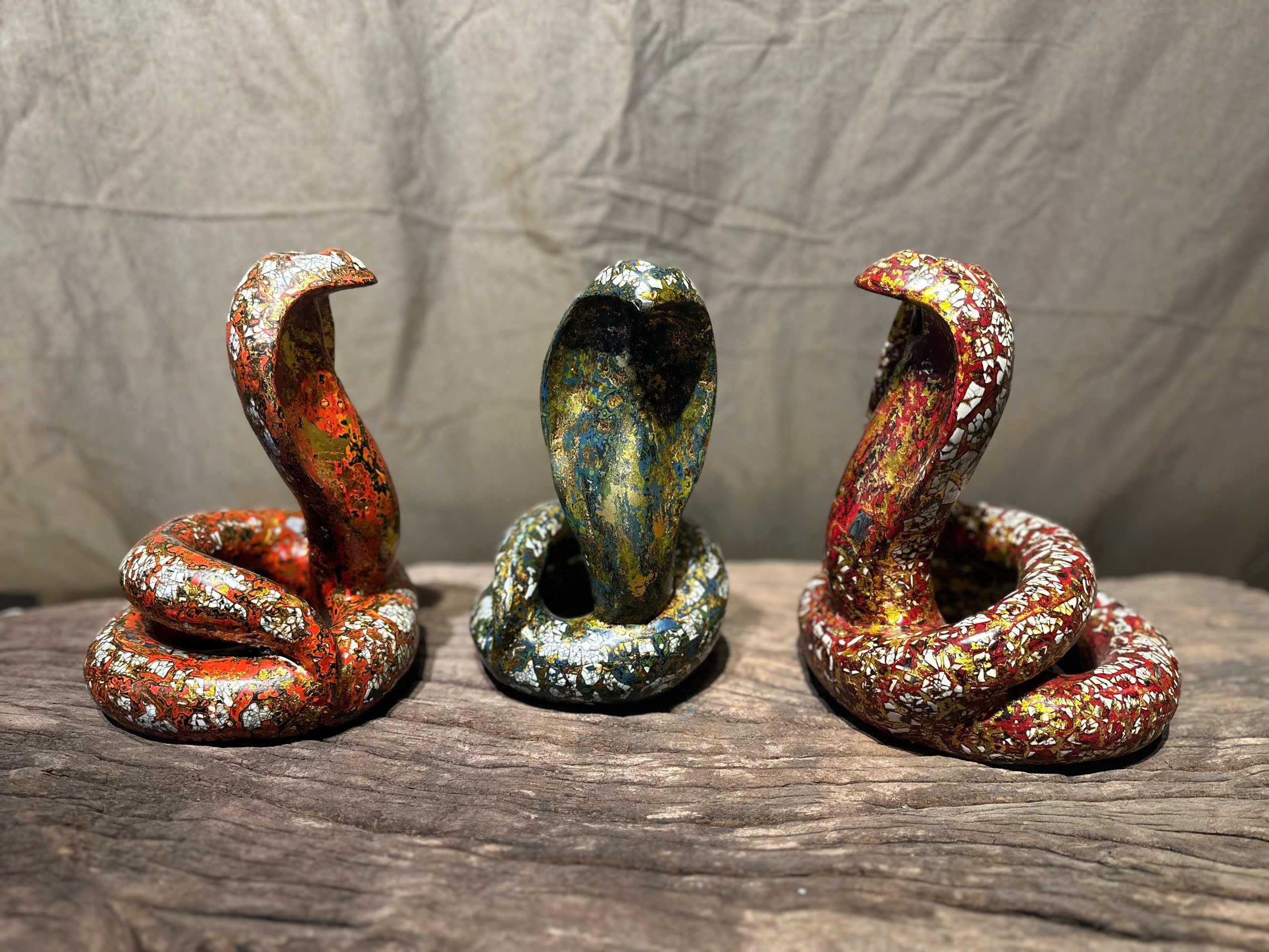 Toàn bộ quá trình chế tác kéo dài khoảng 1 tháng để cho ra một bức tượng rắn thành phẩm, mang vẻ đẹp truyền thống của Việt Nam.