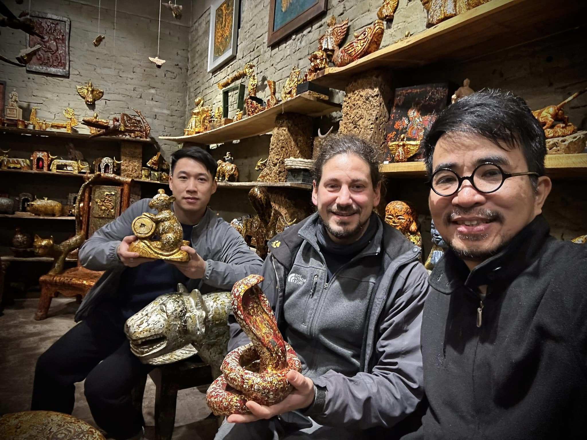 Với niềm đam mê bất tận, sự kiên nhẫn học hỏi và khả năng nắm bắt xu hướng thị trường nhanh nhạy, từ những chất liệu khảm truyền thống như gỗ, vỏ trứng, vỏ trai… anh Phát đã tạo ra những sản phẩm thân thiện với môi trường đồng thời tạo ra những sản phẩm độc đáo, có giá trị kinh tế cao.