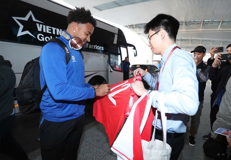 Trực tiếp ĐT Việt Nam đã có mặt ở Thái Lan, chiều nay ra sân tập luôn chờ chung kết lượt về - 5