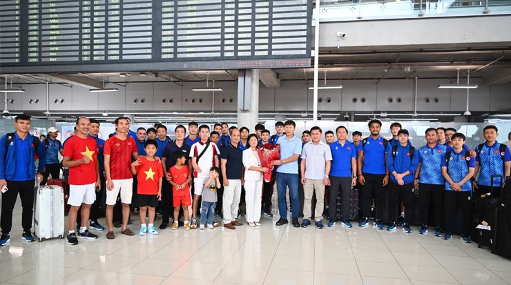 CĐV Việt Nam ở Thái Lan chào đón đoàn
quân HLV Kim Sang Sik ở sân bay.