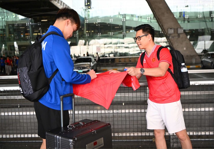 CĐV xin chữ kí của Hoàng Đức.