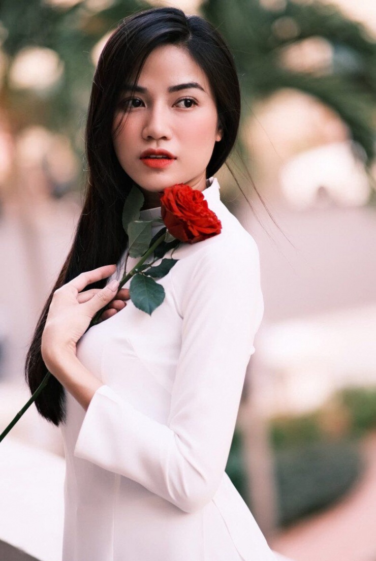 Sở hữu vóc dáng mảnh mai, thanh thoát, gương mặt chuẩn Á Đông cùng mái tóc đen mềm mại, mỗi lần Anh Đào diện áo dài là một lần dân tình xuýt xoa trước nhan sắc của cô. Chính vì vậy, cô được mệnh danh là mỹ nhân diện áo dài đẹp nhất vũ trụ VTV.