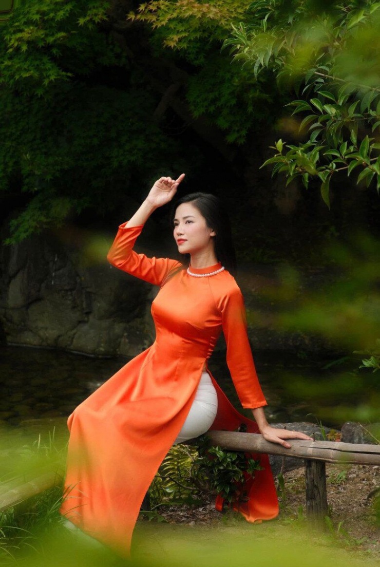 Ngày năm mới, chắc chắn cô vẫn gắn bó với tà áo mộng mơ đậm chất truyền thống này.