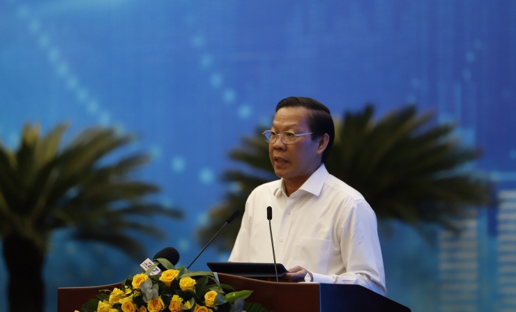 Ông Phan Văn Mãi báo cáo tại hội nghị. Ảnh: H.V.