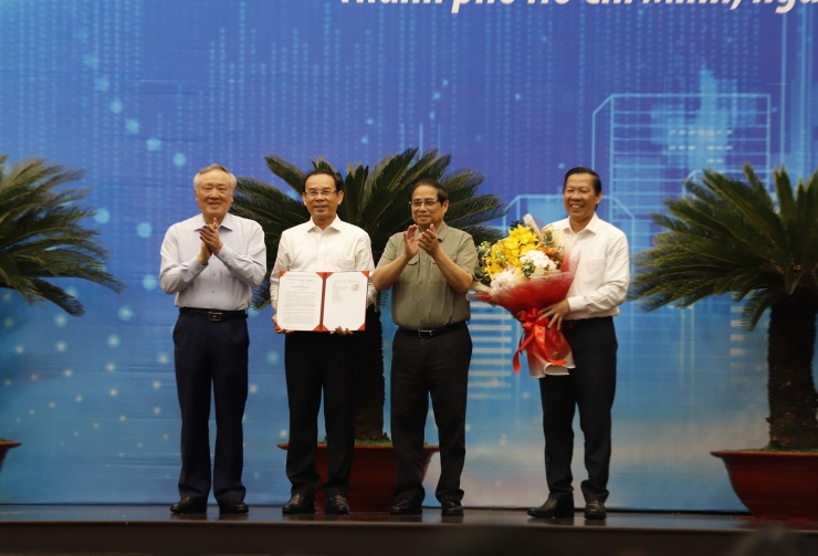 Thủ tướng Phạm Minh Chính và Phó Thủ tướng Thường trực Nguyễn Hòa Bình trao quyết định Quy hoạch cho lãnh đạo TPHCM. Ảnh: H.V.