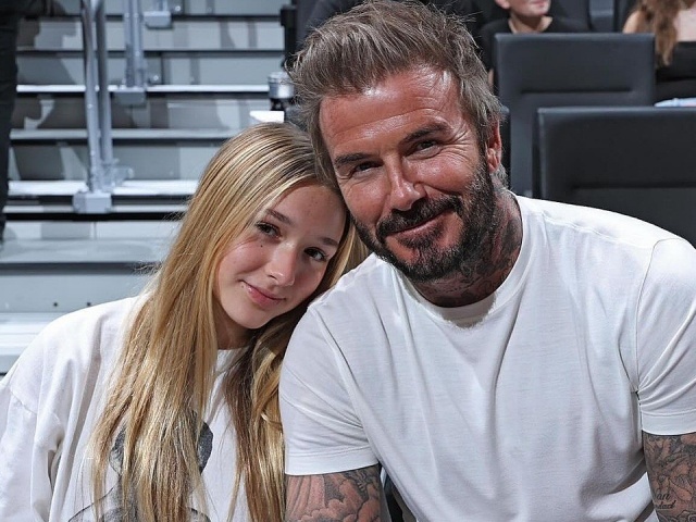 Con gái Beckham gây chú ý khi đi xem bóng rổ cùng bố