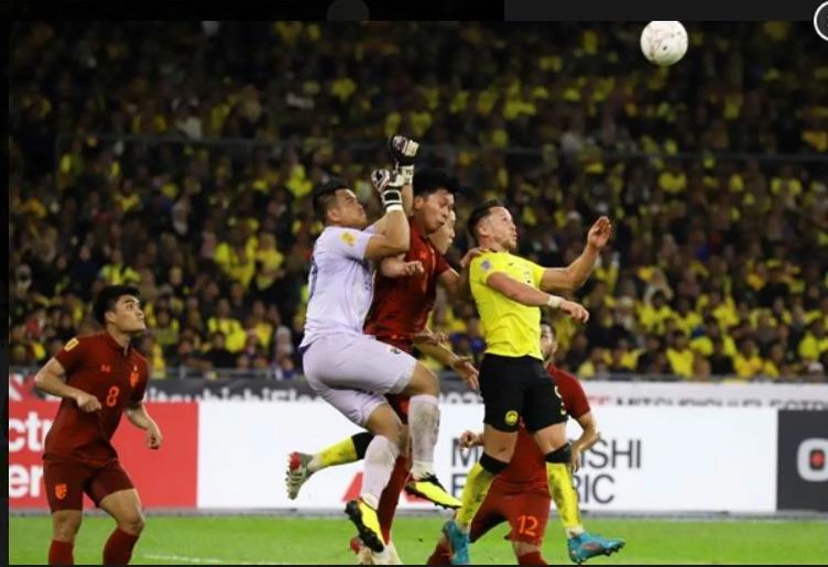 Dominic Tan đưa bóng vào lưới rồi trung vệ Bodin của Thái Lan phía sau bất ngờ quỵ ngã,đau đớn và được băng bó? Malaysia mất bàn thắng mà ngay cả báo chí Thái Lan cũng kinh ngạc. Ảnh:NST