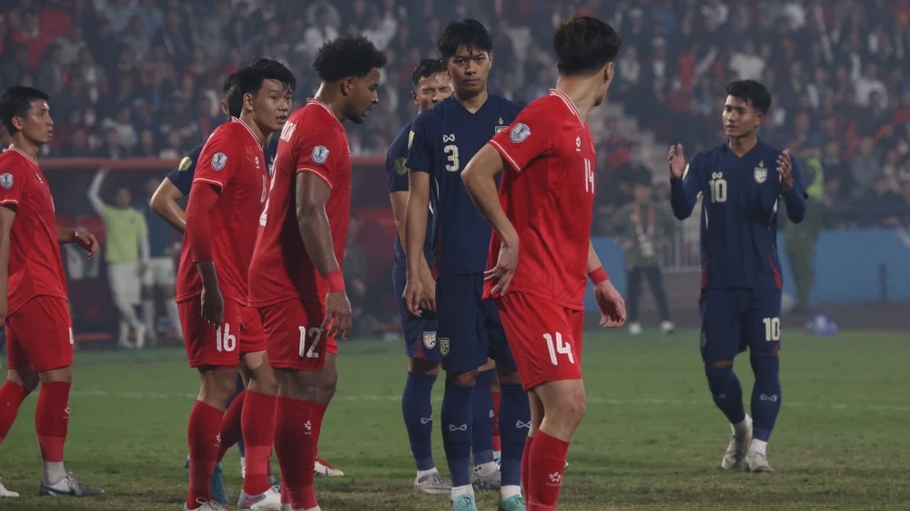 Trung vệ Chalermsak Aukkee phạm sai lầm để Nguyễn Xuân Son cướp bóng và ghi bàn thắng thứ 2 cho tuyển Việt Nam. Ảnh: ANH PHƯƠNG.