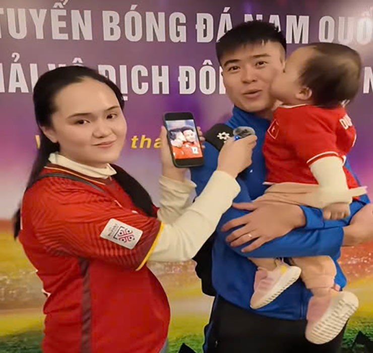 Duy Mạnh bị vợ "hỏi tội" về nụ hôn với Xuân Son (Ảnh chụp màn hình)