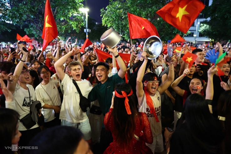 Hàng nghìn cổ động viên trên phố Nguyễn Huệ (quận 1, TP HCM) hò reo, nhảy mừng khi Hai Long ghi bàn ấn định 3-2 ở trận chung kết lượt qua, qua đó giúp đội tuyển Việt Nam lần thứ ba vô địch Đông Nam Á khi thắng Thái Lan chung cuộc 5-3.