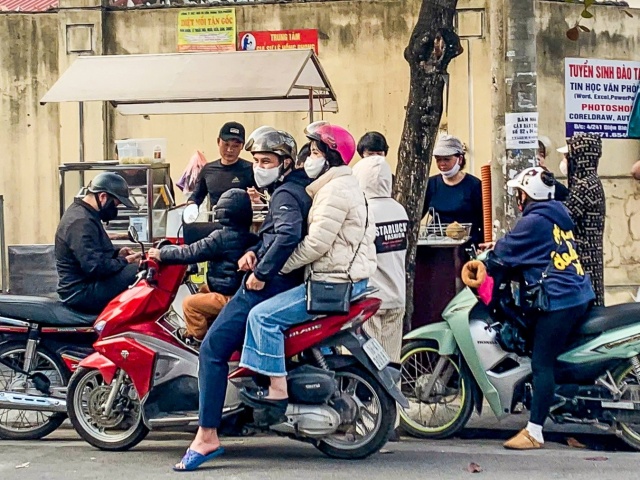 Quán “bánh chuối Xuân Son“ đông khách đột biến, cô chủ tiết lộ nhiều điều thú vị