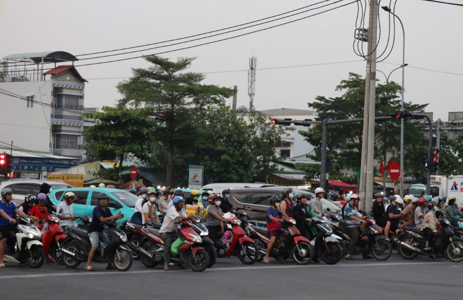 Tăng mức phạt giao thông: Nhiều người ở TP HCM “không tin vào mắt mình” - 14