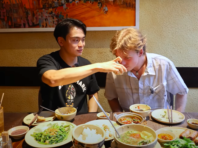 Khách nước ngoài lần đầu thử cà pháo mắm tôm