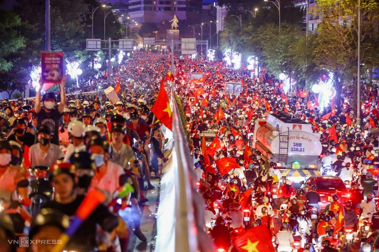 0h ngày 6/1, khu vực cầu Ba Son hướng về đường Tôn Đức Thắng - Công trường Mê Linh (quận 1, TP HCM), trước tượng Trần Hưng Đạo, đông nghịt người, xe đổ về ăn mừng sau khi đội tuyển bóng đá Việt Nam đánh bại Thái Lan trong trận lượt về ASEAN Cup 2024. Từ đêm hôm trước đến khi kết thúc trận đấu, hàng triệu người mang cờ Tổ quốc xuống đường ăn mừng, hô vang "Việt Nam vô địch". Ảnh: Quỳnh Trần