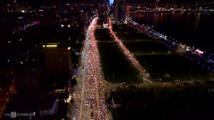 Người hâm mộ 'cháy' suốt đêm đến sáng - 15