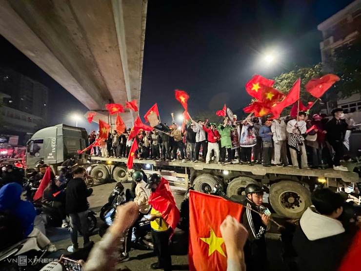 Người hâm mộ 'cháy' suốt đêm đến sáng - 8