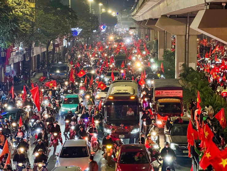 Người hâm mộ 'cháy' suốt đêm đến sáng - 9