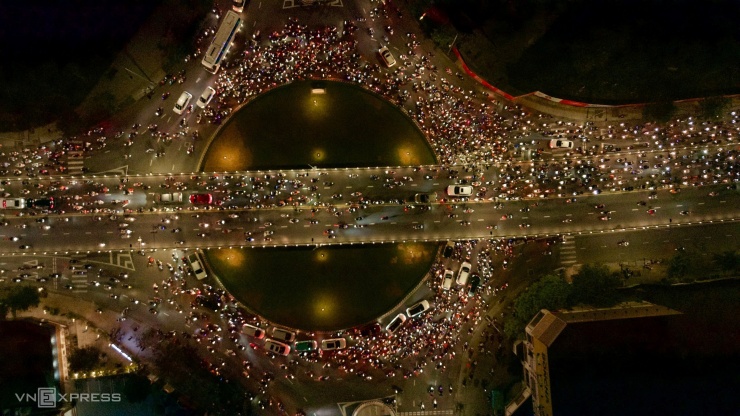 Người hâm mộ 'cháy' suốt đêm đến sáng - 16