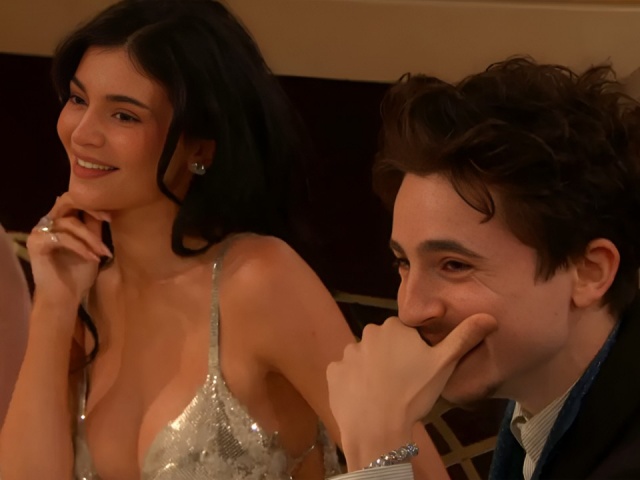 Kylie Jenner diện đầm hở bạo dự Quả cầu vàng với Timothée Chalamet