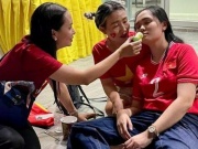 Đời sống Showbiz - Vợ Duy Mạnh ăn mừng quá sung, được cảnh sát Thái Lan đưa ra khỏi sân