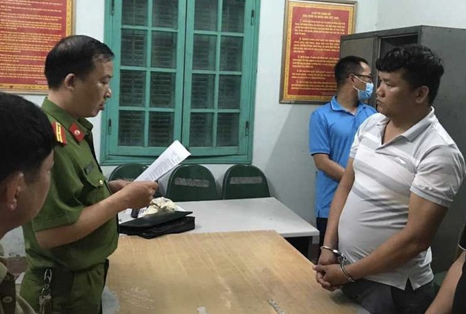 Cường "Quắt" (áo trắng) khi bị Công an tỉnh Thái Bình bắt trong vụ án khác, năm 2022. Ảnh: Công an tỉnh Thái Bình