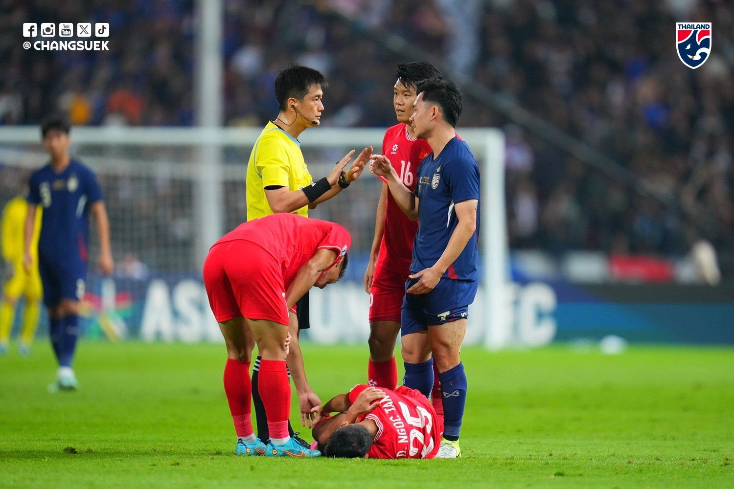 Một tình huống cầu thủ Thái Lan phạm lỗi với cầu thủ Việt Nam. Ảnh: Chang Suek