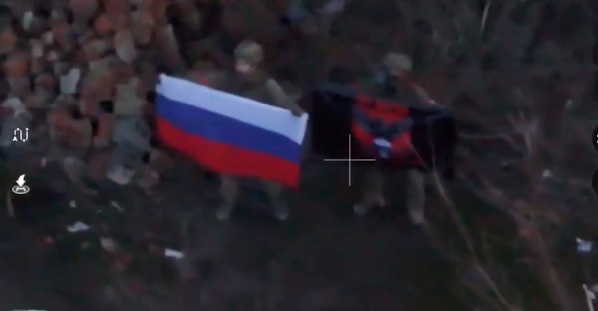 Binh sĩ Nga giương cờ ở thị trấn Kurakhovo, vùng Donetsk (ảnh: Reuters)