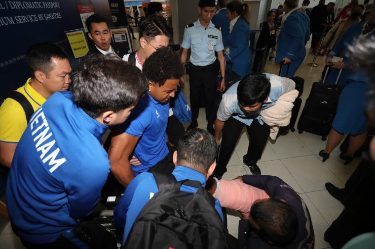 Sau đó, anh được
chuyển lên ngồi xe lăn