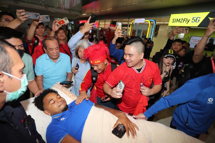 Các cố động viên Việt
Nam cũng có mặt tại sân bay để động viên, khích lệ&nbsp;Xuân
Son