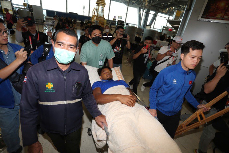 Do chấn thương nặng, tiền đạo 27 tuổi
không thể tự đi lại&nbsp;và được hỗ trợ di chuyển tới sân bay bằng
cáng&nbsp;cứu thương